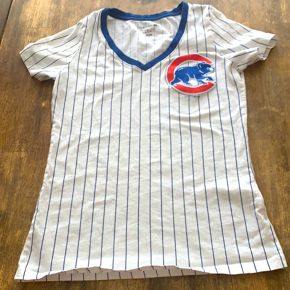 Cubs V-Neck Tee | Size Small